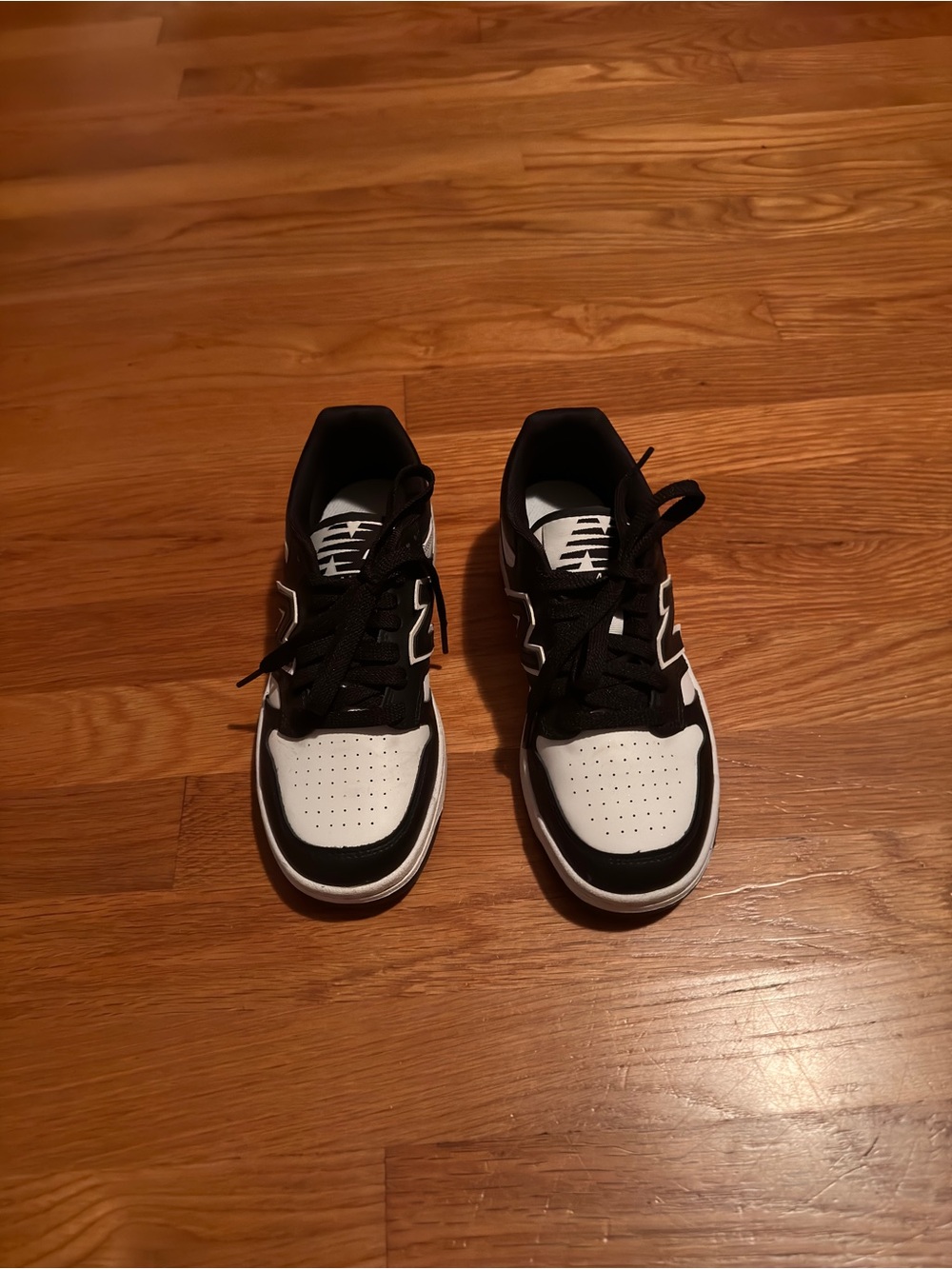 Unisex men’s size 5/women’s size 6.5. New Balance 480 Black and White Sneakers